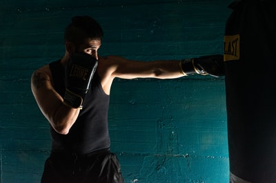 Wearing a black vest and black shorts, black man of boxing gloves

